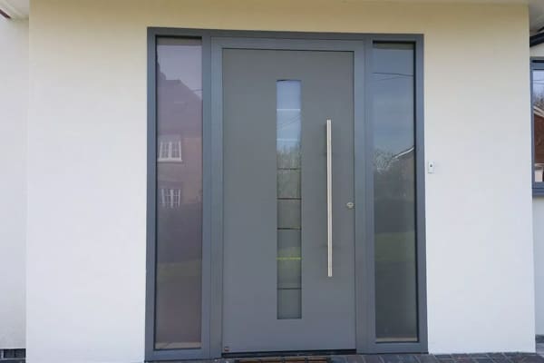 Tampilan pintu aluminium modern, sumber: kusenpintualuminium.com