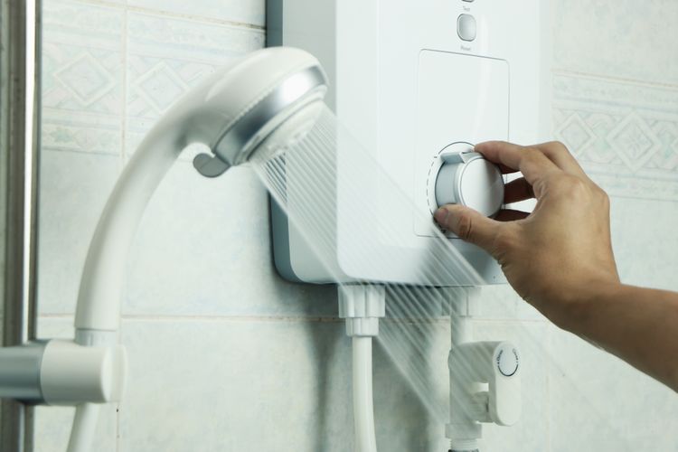 Penggunaan water heater di kamar mandi, Sumber: kompas.com