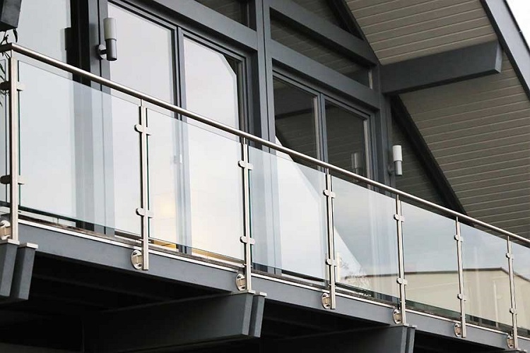 Ilustrasi balkon stainless kaca, Sumber: abcglassprocessing.co.uk