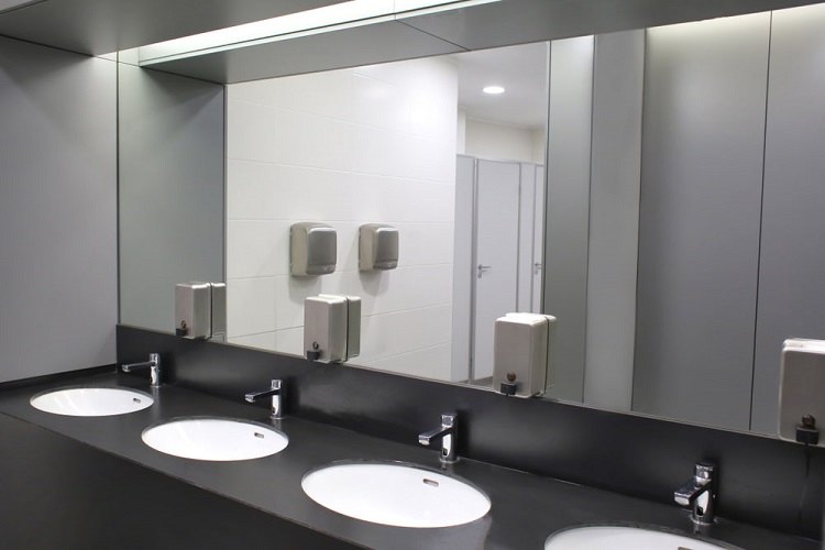 Cermin pada toilet, Sumber: eldarderyglass.com