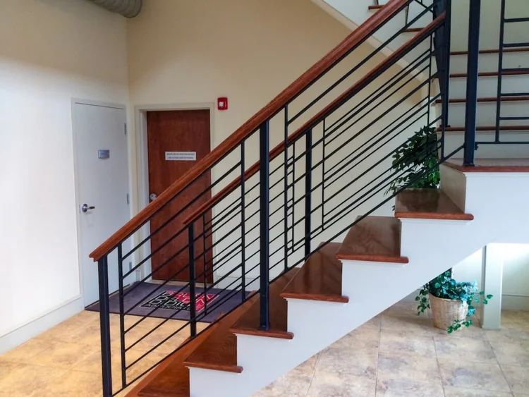 Railing tangga dari kayu dan besi