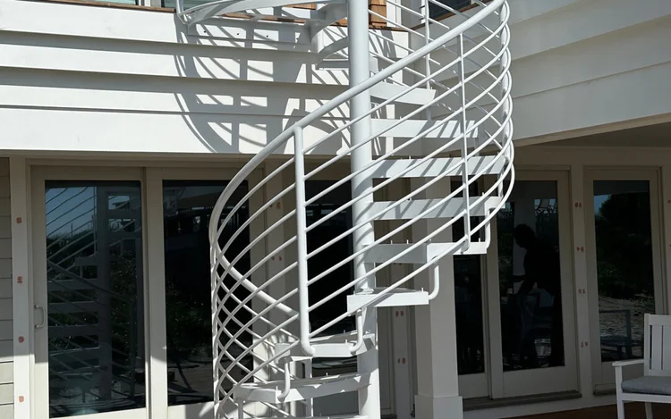 Tangga railing spiral dari besi