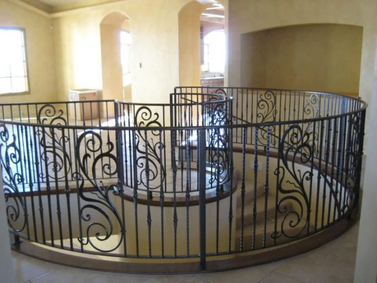 Bahan railing tangga yang terbuat dari tuscan metal. Sumber; google.com