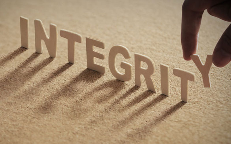 Memiliki integritas berarti bertindak sesuai dengan nilai-nilai yang benar dan jujur. Sumber Unsplash