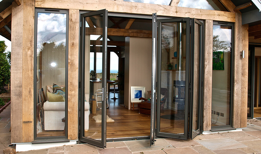 Ilustrasi model kusen pintu aluminium dengan jendela horizontal panjang. Sumber Istock