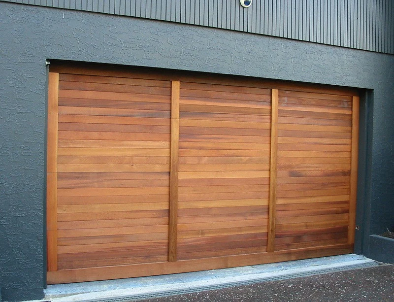 Garasi dari kayu solid yang natural