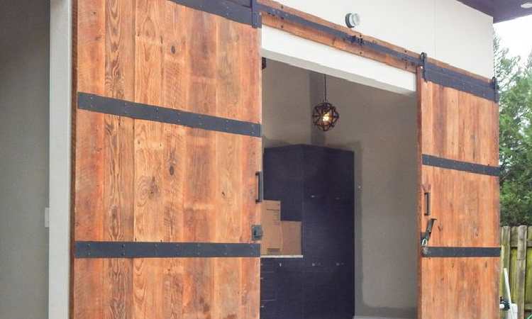 Garasi barn door look, Sumber: heritagedoor.com