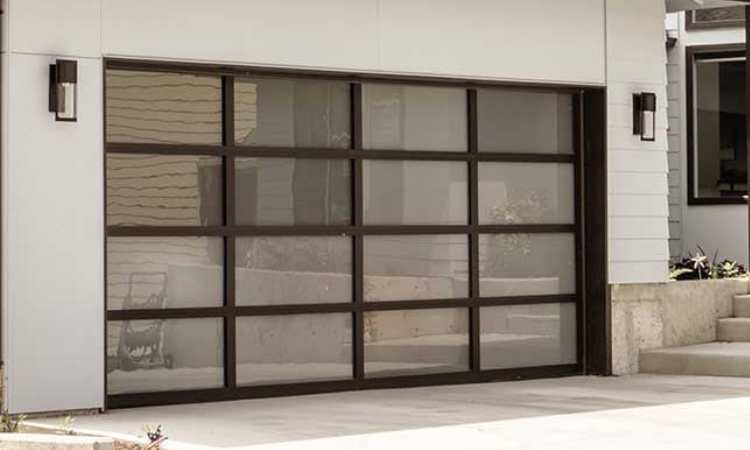 Pintu garasi kaca buaran dan besi, Sumber: tamindoglass.com