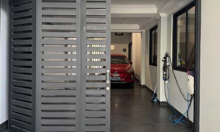 Pintu garasi modern aluminium, Sumber: alphamax.id