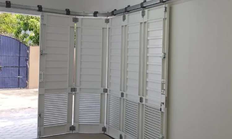 Pintu garasi side section, Sumber: jituproperty.com