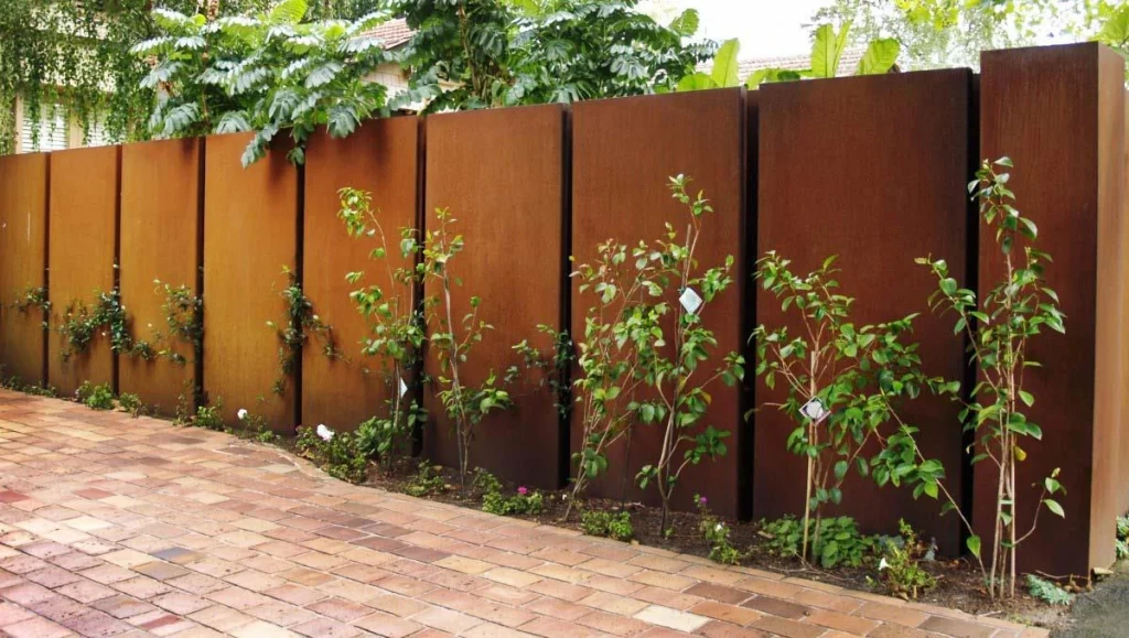 Pagar Corten Steel Bertekstur Karat. Sumber: Stainlessteels.com