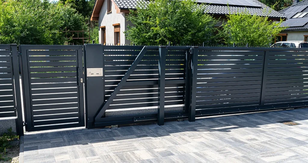 Pagar Rumah Industrial Besi Hitam dengan Motif Geometric