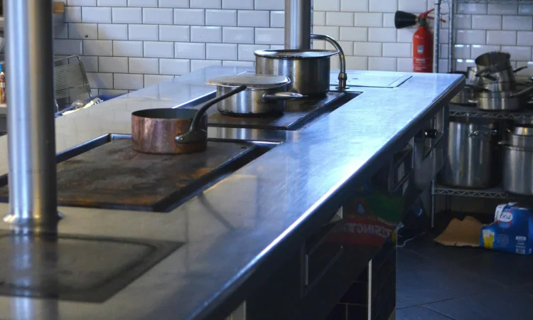 Meja stainless, Sumber: pexels.com