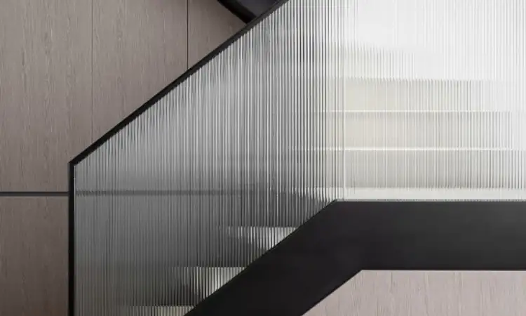 Railing kombinasi besi kaca, Sumber: himalayaabadi.com