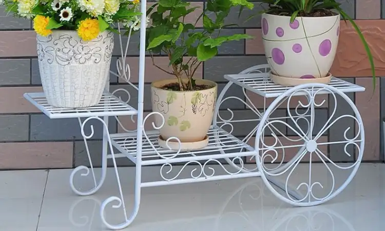 Merawat rak bunga besi, Sumber: shopee.co.id