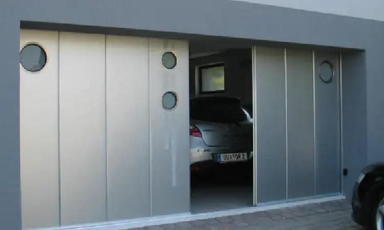 Pintu garasi geser, Sumber: ryternagaragedoors.co.uk