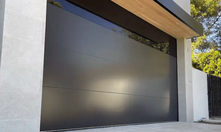 Pintu garasi minimalis full cover, Sumber: chiohd.com