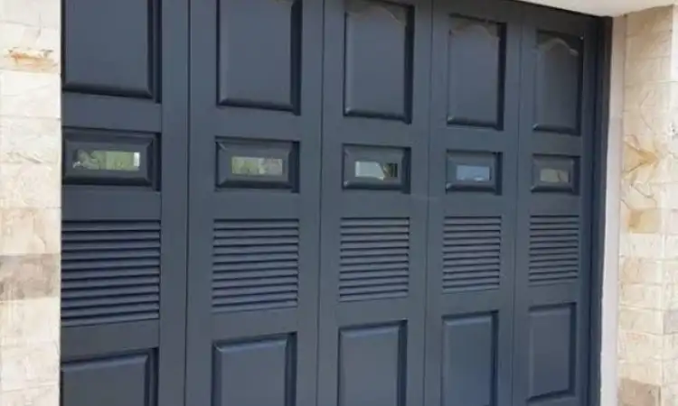 Pintu lipat dengan jendela kecil, Sumber: 99.co