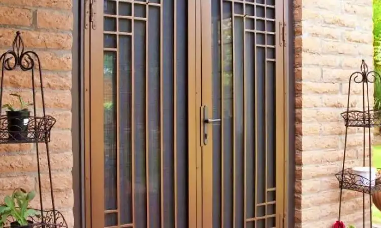 Pintu teralis bahan besi, Sumber: rumah123.com