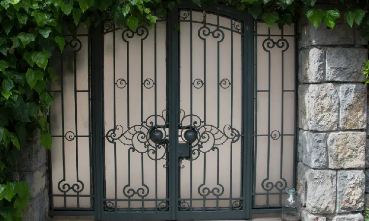 Pintu teralis lengkung minimalis, Sumber: googleusercontent.com