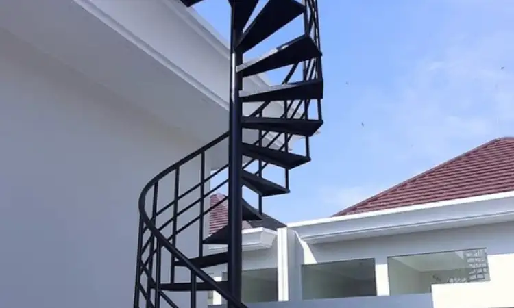 Tangga putar dari besi, Sumber: indonetwork.co.id