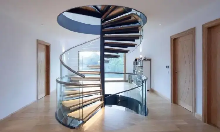 Tangga railing kaca, Sumber: dekoruma.com