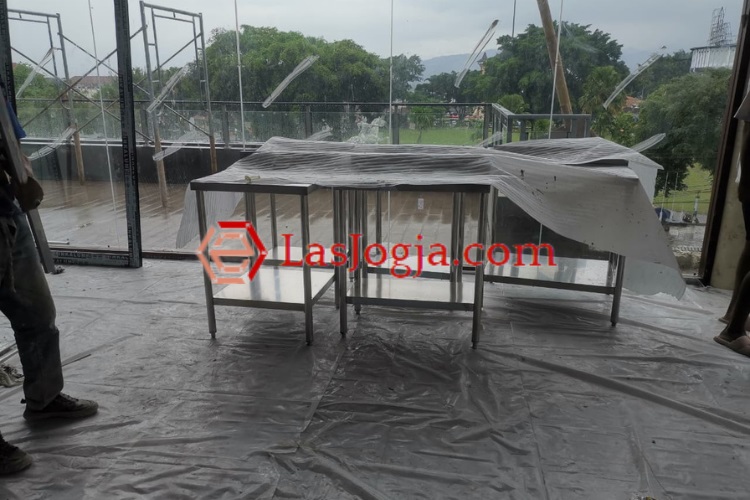Meja stainless untuk Kopitiam Oma Liem, Sumber: doc pribadi