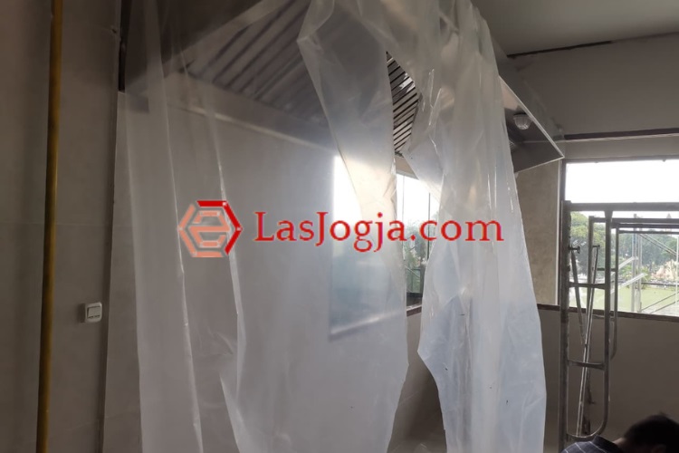 Pemasangan kitchen hood, Sumber: doc pribadi