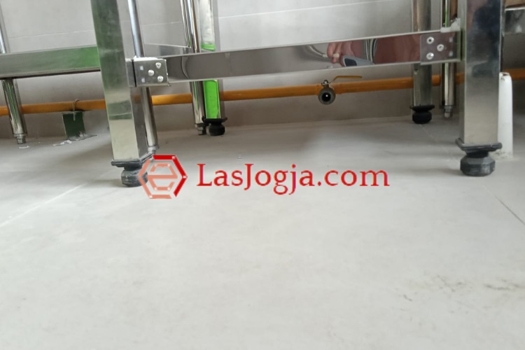 Pemasangan selang gas, Sumber: doc pribadi