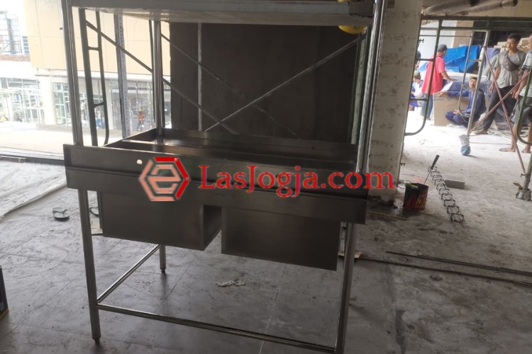 Perlengkapan stainless untuk klien, Sumber: doc pribadi