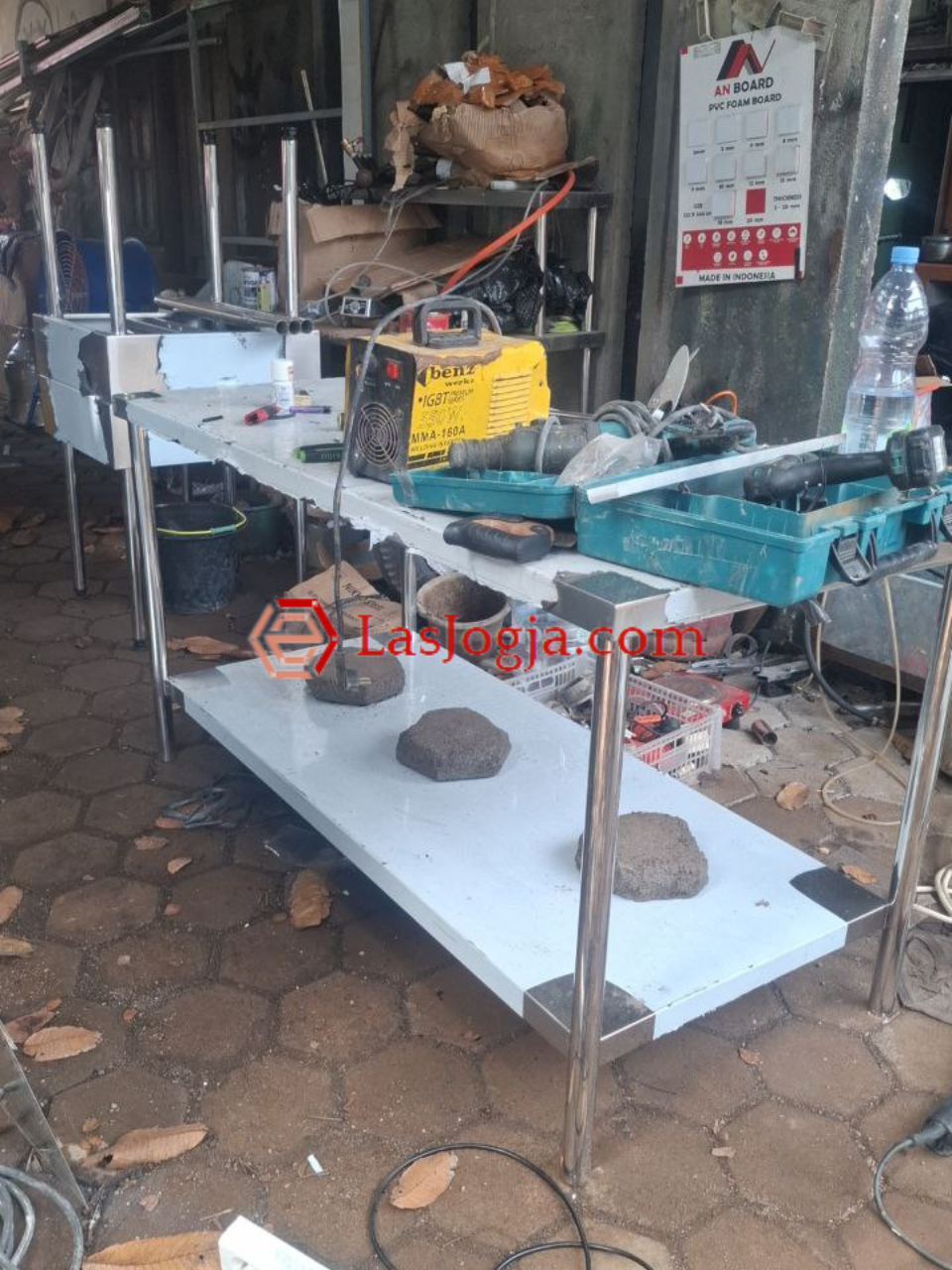 Proses pembuatan meja stainless, Sumber: doc pribadi