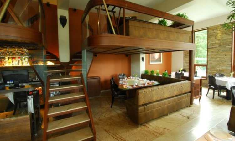 Cafe mezzanine dan tangga unik, Sumber: tripadvisor.com