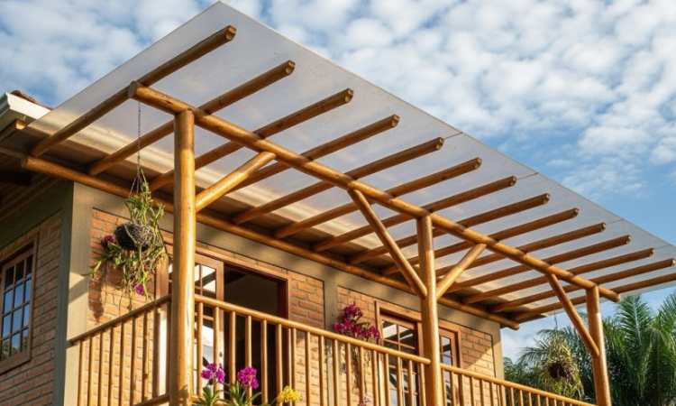 Kanopi balkon rangka kayu, Sumber: sobatbangun.com