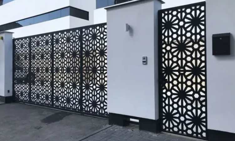 Pagar dengan Ornamen Laser Cut Geometris, Sumber: dekoruma.com
