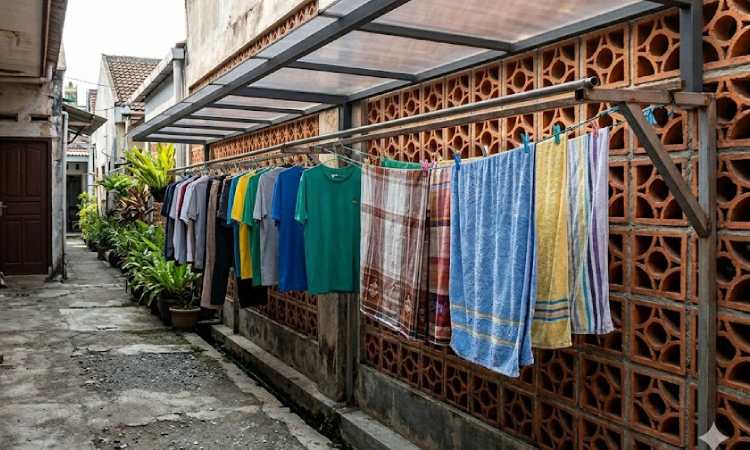 Area Jemuran Lorong Belakang dengan Roster Tanah Liat, Sumber: Gemini AI