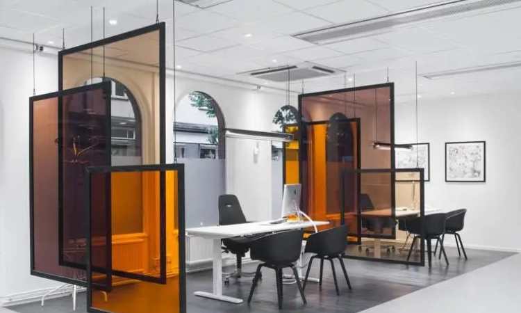 Coworking space pembatas kaca, Sumber: dekoruma.com