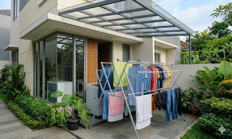 Jemuran di Samping Rumah dengan Kanopi Akrilik, Sumber; Gemini AI